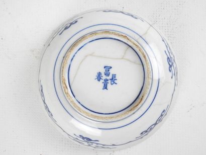 CHINE. Coupelle en porcelaine blanc bleu...