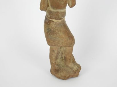 Standing man. Clay sculpture. H. 17 cm. Accident...