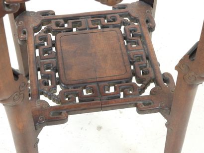 CHINE OU INDOCHINE : Sellette en bois sculpté...