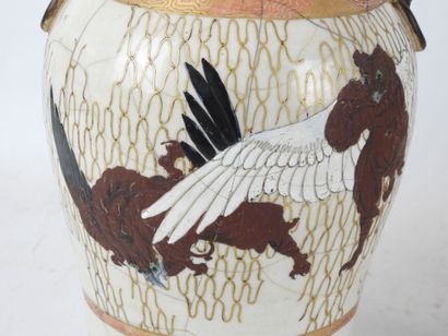 JAPON : Paire de vases en grés porcelainique...