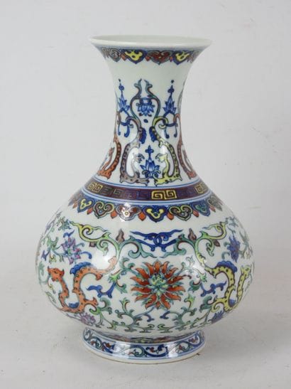 CHINE : Vase de forme balustre en porcelaine...