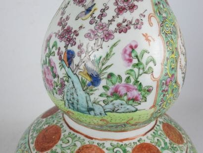 CHINE - Canton : Vase double gourde en porcelaine...