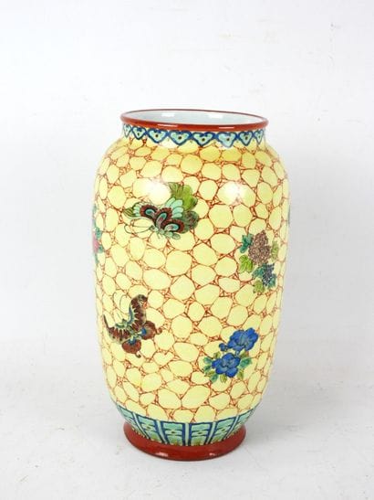 CHINE : Vase en porcelaine à décor en émaux...