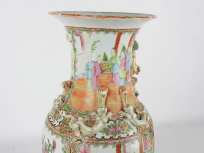CANTON, CHINE : Vase balustre en porcelaine...