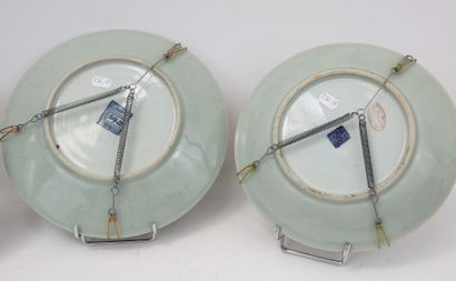 CHINE : Trois assiettes en porcelaine à décor...
