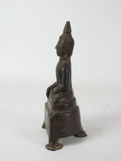 Bouddha en bronze. XIXème siècle. H. 23,5...