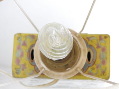 CHINE: Petite lampe rectangulaire en porcelaine...