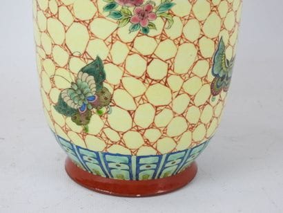 CHINE : Vase en porcelaine à décor en émaux...