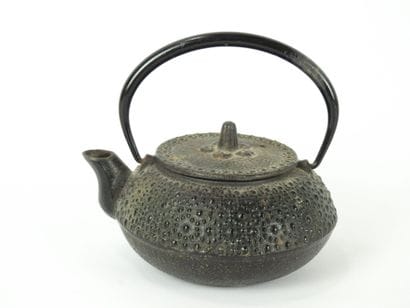 CHINE : Théière en fonte, la prise à décor...