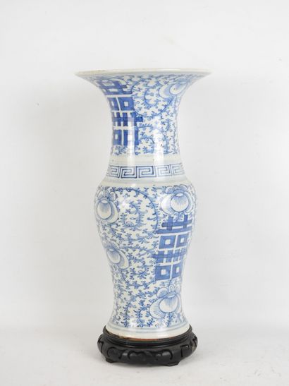 CHINE: Vase balustre au col évasé en porcelaine...