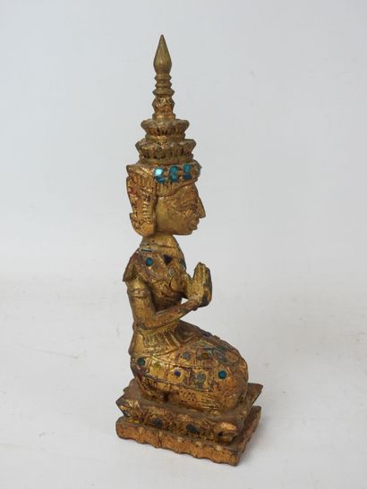 CHINE : ornement en bois sculpté doré à décor...