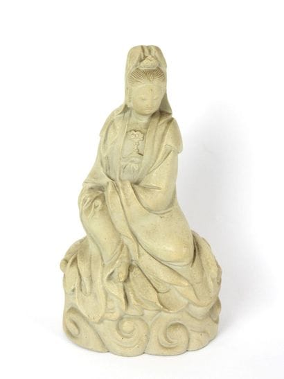 CHINE : Guanyin. Statuette en grès. Marque...
