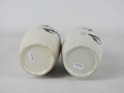 JAPON : Paire de vases en porcelaine à décor...
