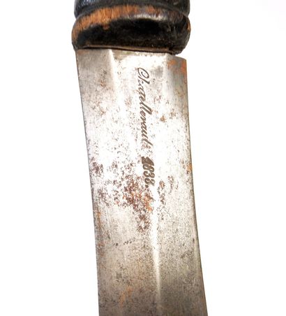 ARMES BLANCHES. Sabre à poignée en bois monté...