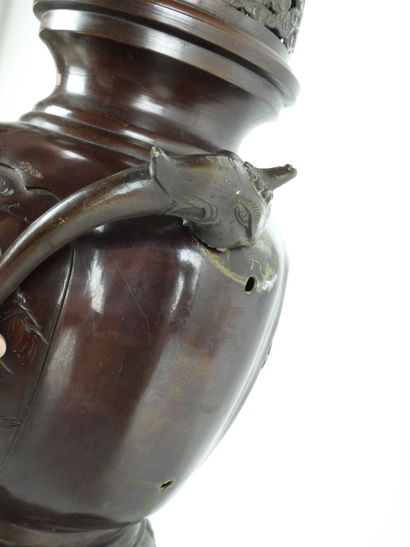 CHINE : Important brûle-parfum en bronze...