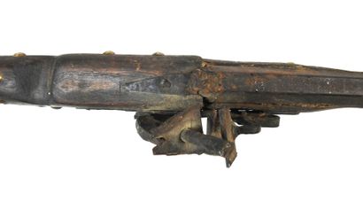 ARMES à FEU. Moukkala à monture en noyer...