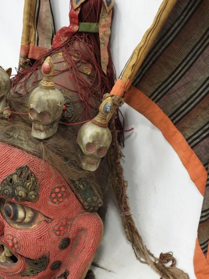 CHINE : Important masque en bois, perles,...