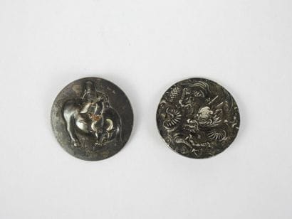 CHINE : Paire de boutons en métal à décor...