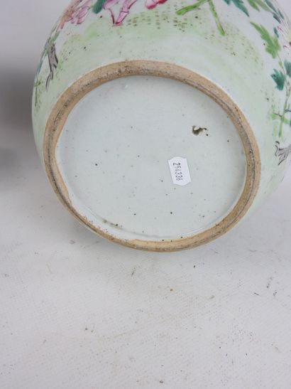 CHINE. Pot à gingembre en porcelaine à décor...