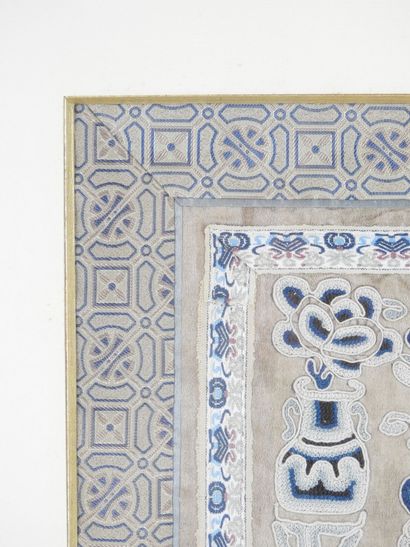 CHINE : Soie brodée à décor de fleurs et...