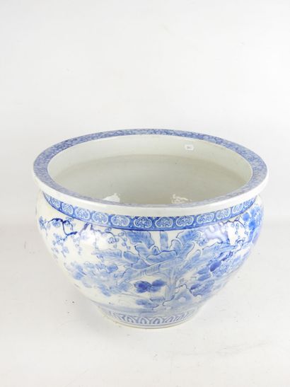 CHINE. Grand cache-pot en porcelaine blanc...