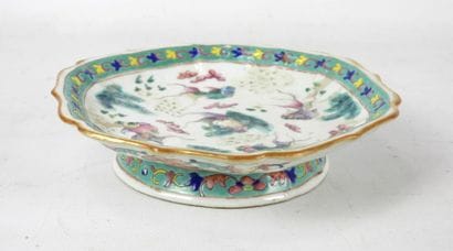 CHINE : Coupe sur piédouche en porcelaine...