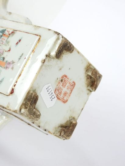 CHINE : Théière en porcelaine à décor en...