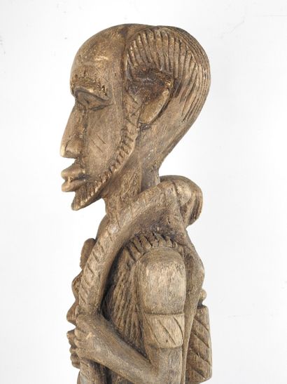 DOGON, Mali. Chasseur debout avec arc, dagues...