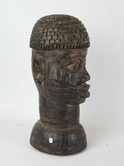 AFRIQUE : Tête en bois sculpté et trace de...