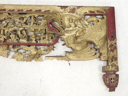 CHINE : Panneau en bois laqué rouge à décor...