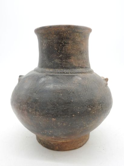 TAIRONA: Black-glazed terra cotta pansu vase...