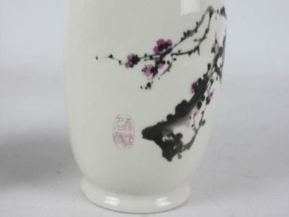 JAPON : Paire de vases en porcelaine à décor...