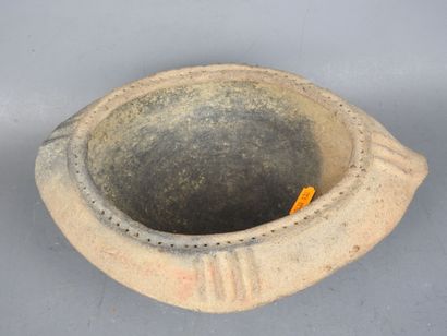 KIMBAYA : Oblong terracotta vase with striated...