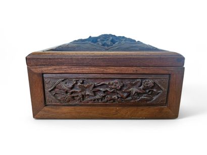 CHINE.
Boite carrée à compartiments en bois...