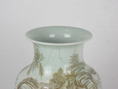 CHINE : Vase lanterne en porcelaine céladon...