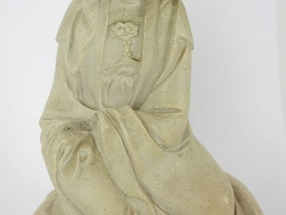 CHINE : Guanyin. Statuette en grès. Marque...