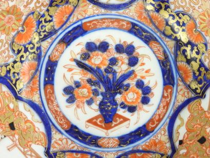 JAPON. Coupe en porcelaine IMARI en forme...