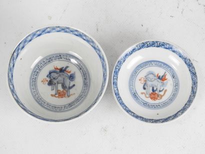 CHINE. Tasse couverte en porcelaine à décor...