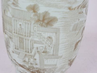 CHINE : Vase lanterne en porcelaine céladon...