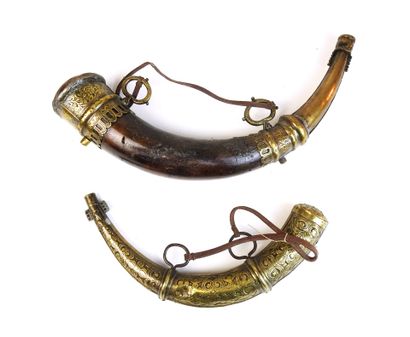 DIVERS. Ensemble de 2 poires à poudre l'une...