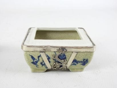 CHINE : Boite de forme carrée en porcelaine...
