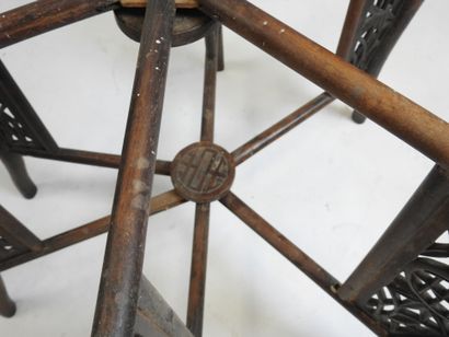 TABLE A THE en bois sculpté à six pieds pliants...