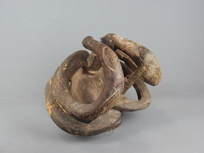 YOROUBA, Nigéria.

Bois, pigments.

Masque-heaume...