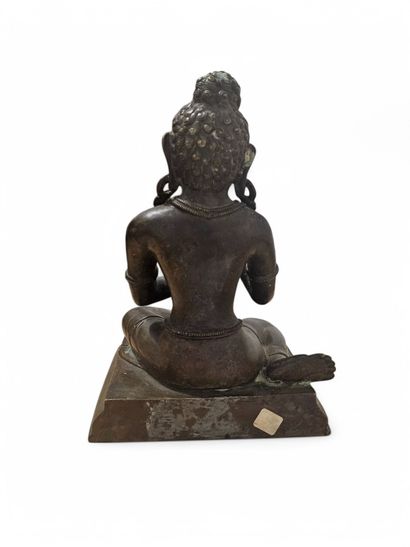 NÉPAL, XIXe.
Indra assise.
Statue en bronze...
