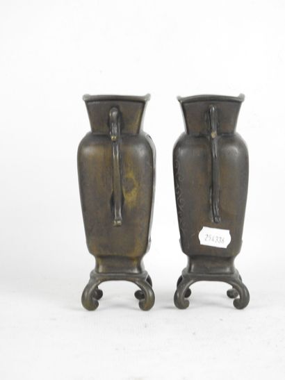 JAPON. Paire de vases miniatures en bronze....