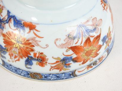 IMARI. Coupe en porcelaine à décor de fleurs....