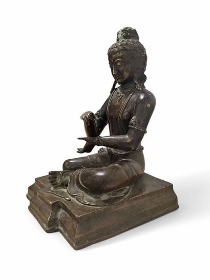 NÉPAL, XIXe.
Indra assise.
Statue en bronze...