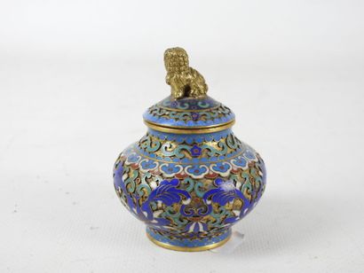 CHINE : Petit pot couvert en émaux cloisonnés,...