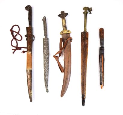 ARMES BLANCHES. Ensemble de 5 poignards divers...