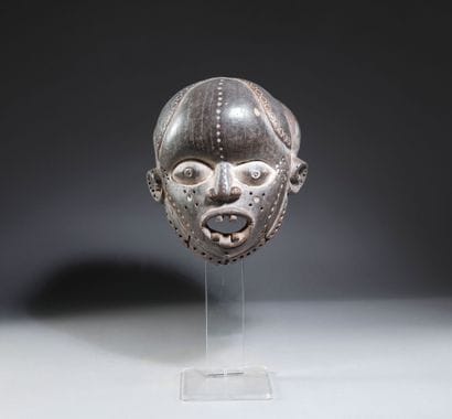 IBIBIO, Nigéria.
Bois dur sculpté et gravé,...